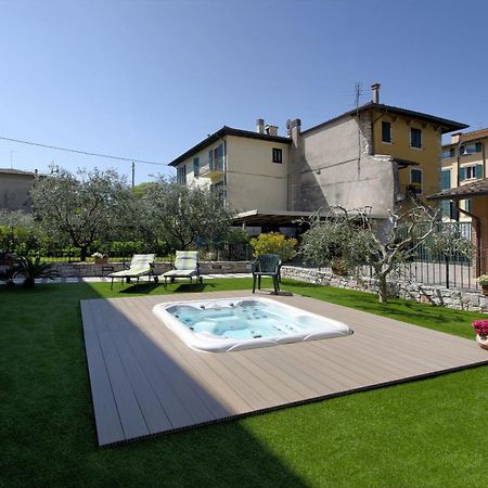 Accogliente Apt Al Centro Con Giardino E Jacuzzi Διαμέρισμα Torri Del Benaco Εξωτερικό φωτογραφία