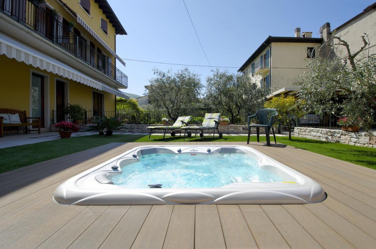 Accogliente Apt Al Centro Con Giardino E Jacuzzi Διαμέρισμα Torri Del Benaco Εξωτερικό φωτογραφία